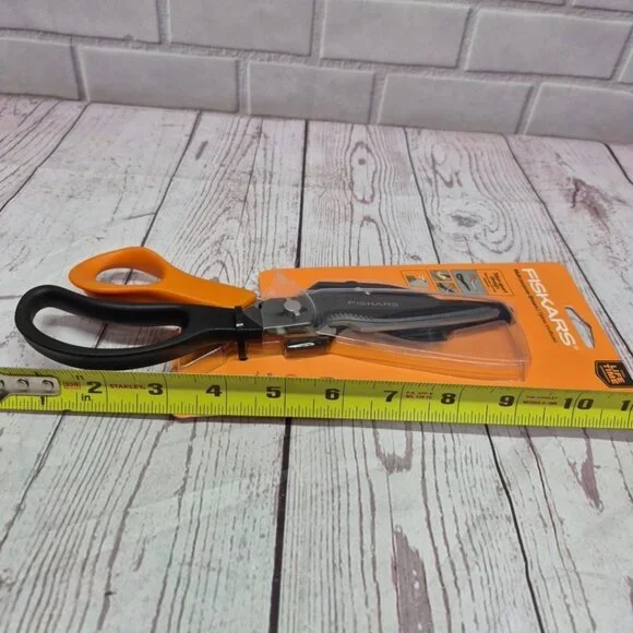 Fiskars Garden Scissors 7-in-1 Garden Shears Multi-Tool with Sheath - Picture 9 of 9
